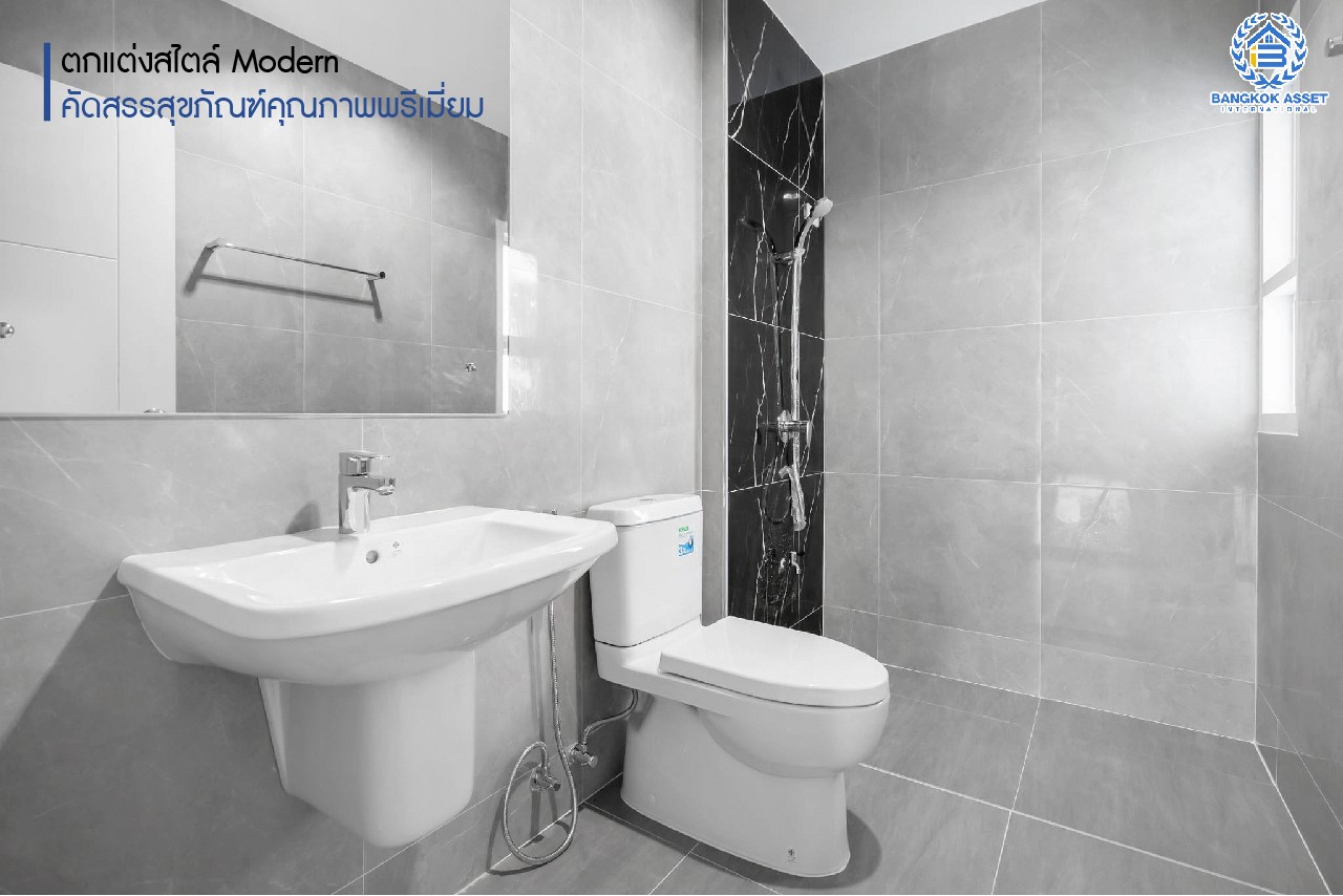 บ้านมือสองตกแต่งใหม่ ม.บางกอกบูเลอวาร์ด ราชพฤกษ์-พระราม5 หลังใหญ่ดีไซน์สุดหรู เนื้อที่ 83 ตร.ว. บนสังคมคุณภาพ SC Asset* ฟังก์ชันจัดเต็ม 4 ห้องนอน 4 ห้องน้ำ (ห้องนอนชั้นล่างพร้อมห้องน้ำในตัว) 2 ที่จอดรถ บนทำเลติดถนนราชพฤกษ์ ใกล้วงเวียนพระรามห้า ,ทางด่วนศรีรัช และเพียง 10 ถึงรถไฟฟ้า "สถานีบางรักใหญ่"